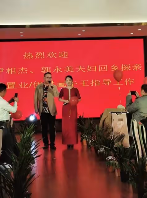 52歲尹相傑攜妻子商演撈金,穿舊衣肚腩突出,小16歲妻子白得發光