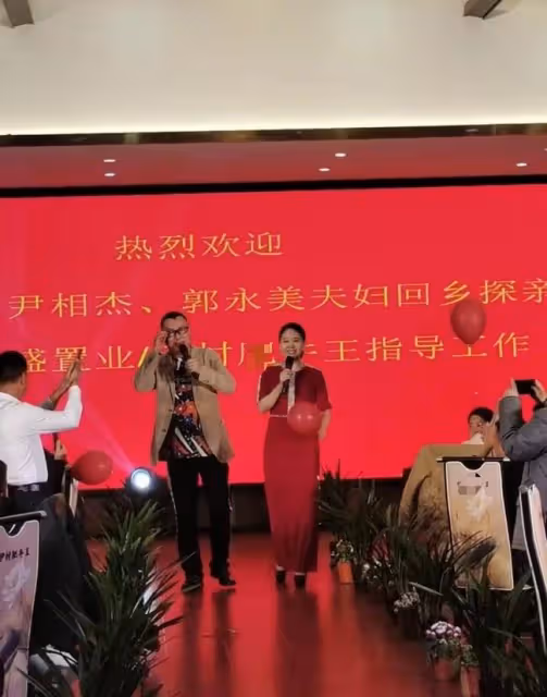 52歲尹相傑攜妻子商演撈金,穿舊衣肚腩突出,小16歲妻子白得發光