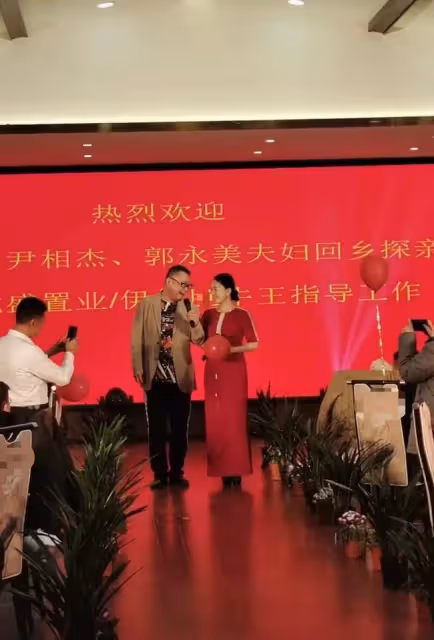 52歲尹相傑攜妻子商演撈金，穿舊衣肚腩突出，小16歲妻子白得發光