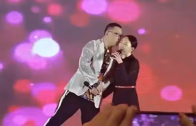 52歲尹相傑攜妻子商演撈金，穿舊衣肚腩突出，小16歲妻子白得發光