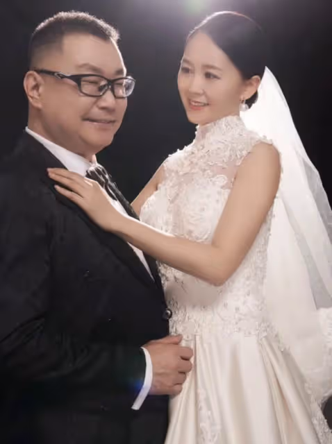 52歲尹相傑攜妻子商演撈金，穿舊衣肚腩突出，小16歲妻子白得發光