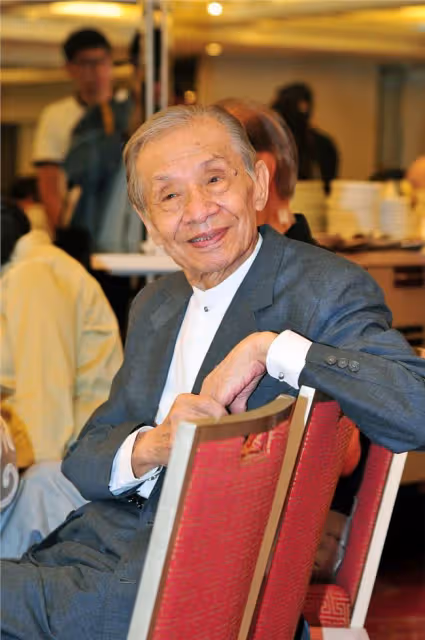 98歲影帝過年去世,眾星悲痛悼念,楊貴媚贊其有福報秦海璐曬合影