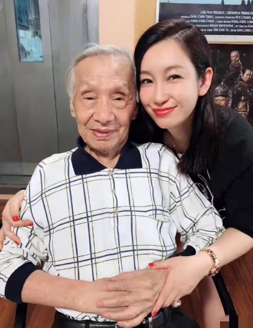 98歲影帝過年去世，眾星悲痛悼念，楊貴媚贊其有福報秦海璐曬合影
