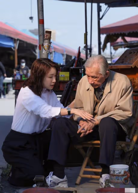 98歲影帝過年去世，眾星悲痛悼念，楊貴媚贊其有福報秦海璐曬合影