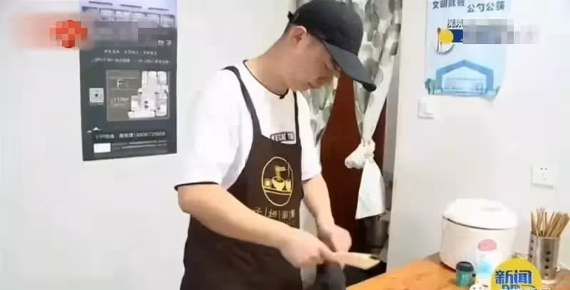 老闆可以晚10分鐘關門嗎!「一張紙條」讓麵館老闆決定每天延遲關門兩小時,只為等待放學回家的小客人:對晚歸的人感同身受!