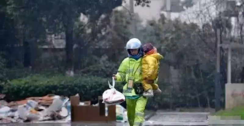 父女倆遭媽媽拋棄!單親爸送外賣養乖女,兩人共吃一碗菜,父親愧疚:「對不起讓你跟我受苦」,乖女:爸爸我會陪著你 !