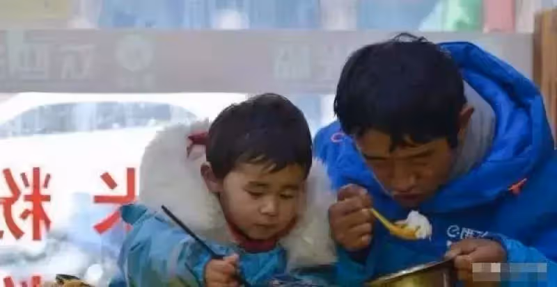 父女倆遭媽媽拋棄!單親爸送外賣養乖女,兩人共吃一碗菜,父親愧疚:「對不起讓你跟我受苦」,乖女:爸爸我會陪著你 !