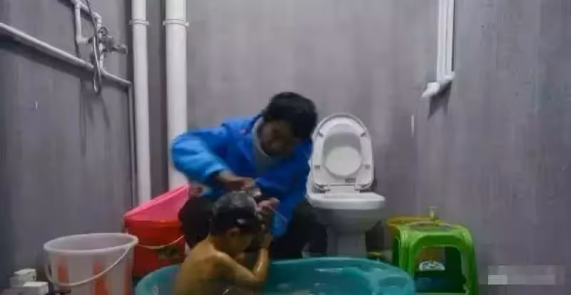 父女倆遭媽媽拋棄!單親爸送外賣養乖女,兩人共吃一碗菜,父親愧疚:「對不起讓你跟我受苦」,乖女:爸爸我會陪著你 !