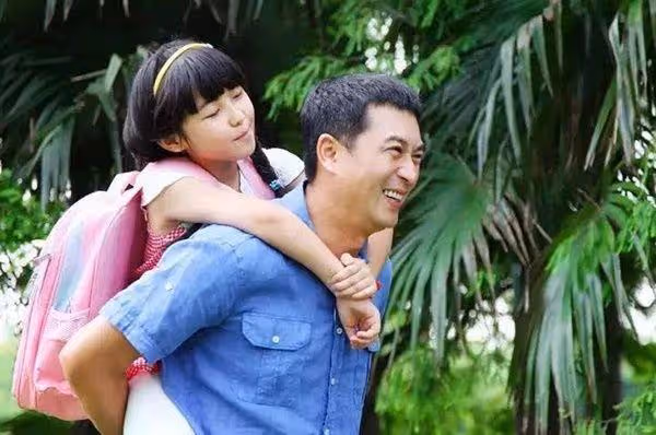 張嘉譯的「女兒們」人比花嬌，個個不俗，蔣依依才是「大女兒」