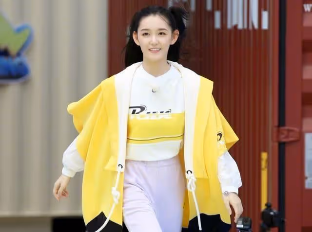 張嘉譯的「女兒們」人比花嬌，個個不俗，蔣依依才是「大女兒」