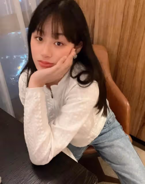 吳啟華愛女吳熙兒曬美照,13歲打扮成熟,讀國際學校一年學費20萬