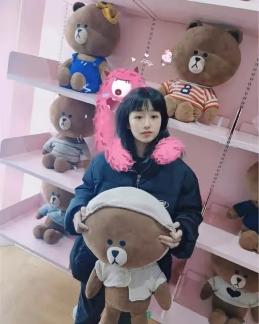 吳啟華愛女吳熙兒曬美照,13歲打扮成熟,讀國際學校一年學費20萬