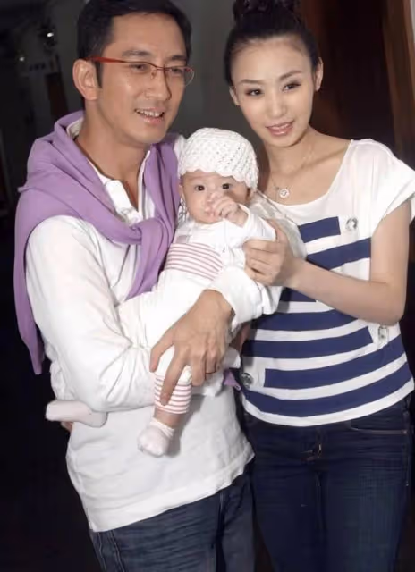 吳啟華愛女吳熙兒曬美照,13歲打扮成熟,讀國際學校一年學費20萬