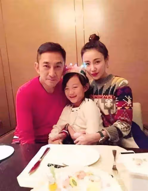 吳啟華愛女吳熙兒曬美照,13歲打扮成熟,讀國際學校一年學費20萬
