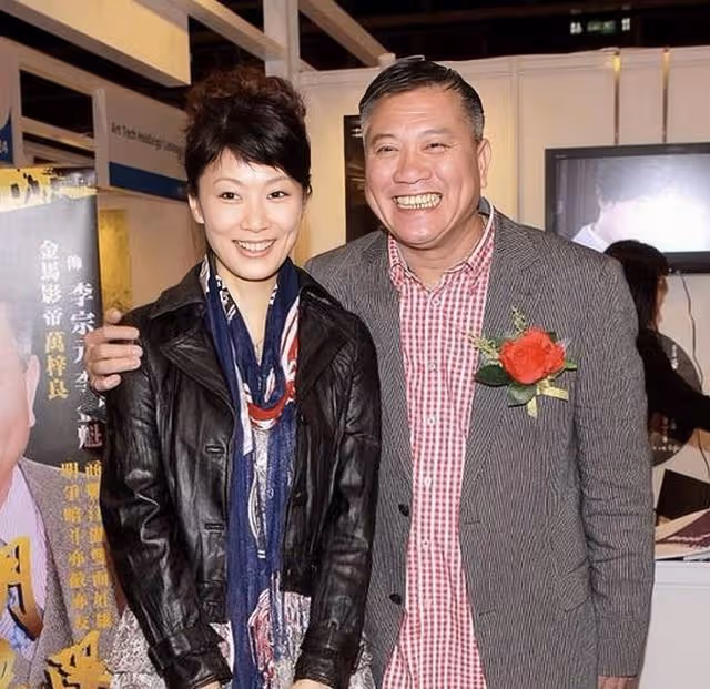 結婚20年!萬梓良與嬌妻補拍婚紗照,18歲兒子長相斯文打扮樸素
