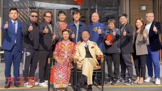 結婚20年!萬梓良與嬌妻補拍婚紗照,18歲兒子長相斯文打扮樸素