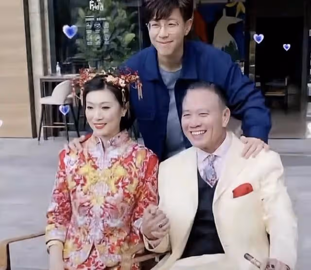 結婚20年!萬梓良與嬌妻補拍婚紗照,18歲兒子長相斯文打扮樸素