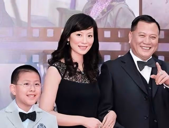 結婚20年!萬梓良與嬌妻補拍婚紗照,18歲兒子長相斯文打扮樸素