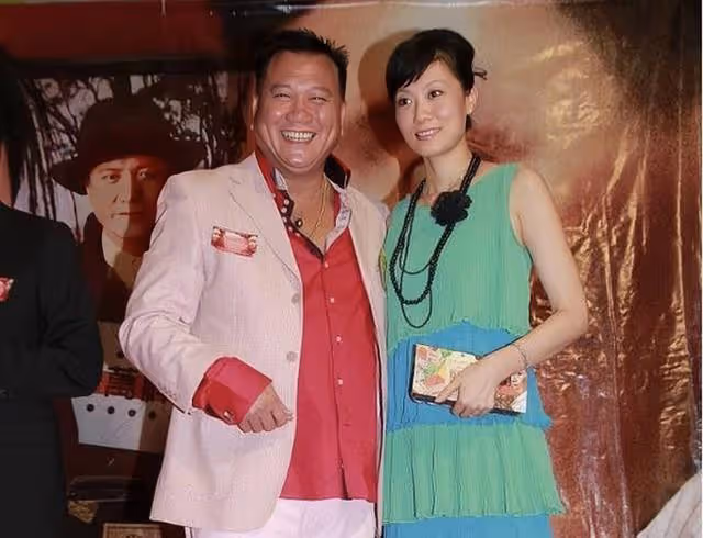 結婚20年!萬梓良與嬌妻補拍婚紗照,18歲兒子長相斯文打扮樸素