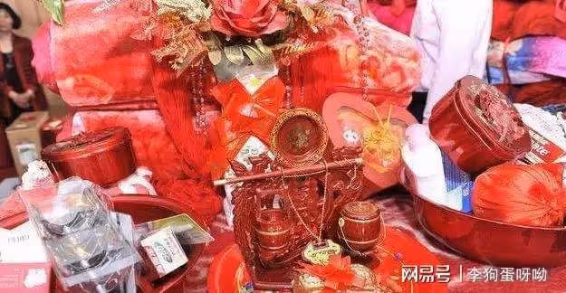 三女兒同時出嫁,母親分別給不同嫁妝,三個女兒氣得分了母親家產