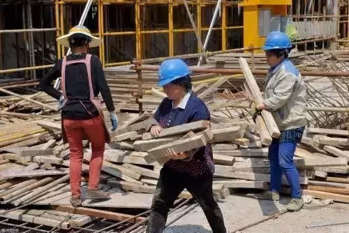 哥哥打工供妹上學,妹妹結婚嫌哥寒酸不讓去,看到新郎哥哥淚目