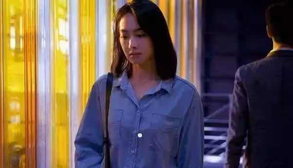 哥哥打工供妹上學,妹妹結婚嫌哥寒酸不讓去,看到新郎哥哥淚目