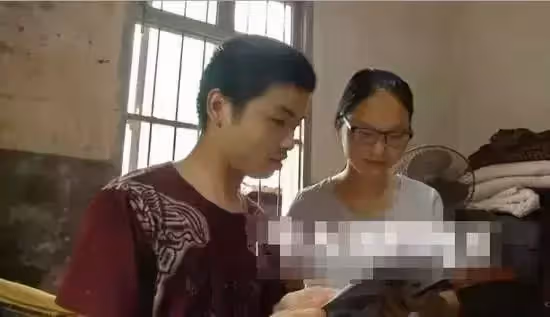 哥哥打工供妹上學,妹妹結婚嫌哥寒酸不讓去,看到新郎哥哥淚目