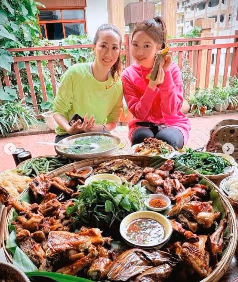 甄子丹過年攜妻女游雲南,坐板凳吃過橋米線接地氣,大讚美食美景