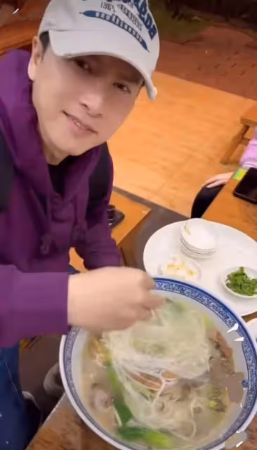 甄子丹過年攜妻女游雲南,坐板凳吃過橋米線接地氣,大讚美食美景