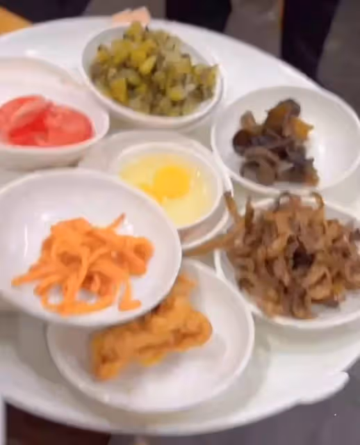 甄子丹過年攜妻女游雲南,坐板凳吃過橋米線接地氣,大讚美食美景