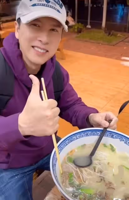 甄子丹過年攜妻女游雲南,坐板凳吃過橋米線接地氣,大讚美食美景