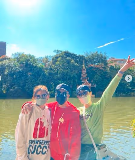 甄子丹過年攜妻女游雲南,坐板凳吃過橋米線接地氣,大讚美食美景