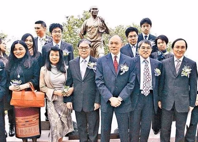 伏明霞:退役後嫁給百億富豪,生下大女兒與其父親相差近50歲?