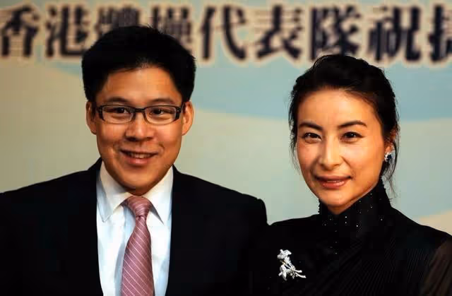 伏明霞:退役後嫁給百億富豪,生下大女兒與其父親相差近50歲?