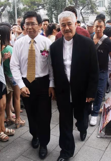 趙本山那些年到底有多霸氣?懷中抱美人都不算事,圖六才是亮點