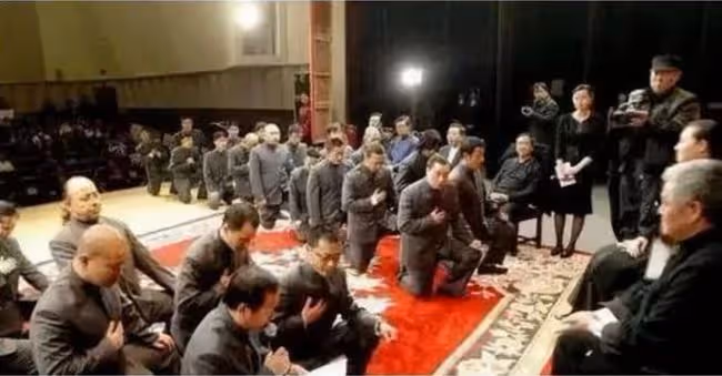 趙本山那些年到底有多霸氣?懷中抱美人都不算事,圖六才是亮點