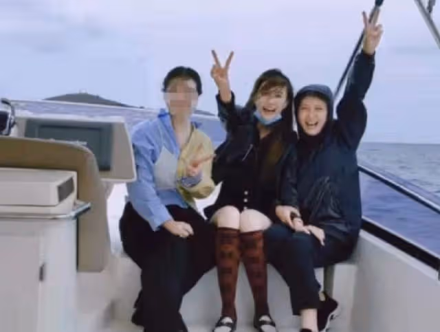 閆學晶又包遊艇帶全家出海!神秘老公疑在旁,戴寶石戒指財大氣粗