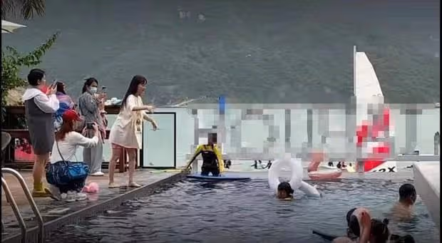 李小璐帶女兒出遊被偶遇,生圖腿彎不自然,旁邊3人拍照陣仗大