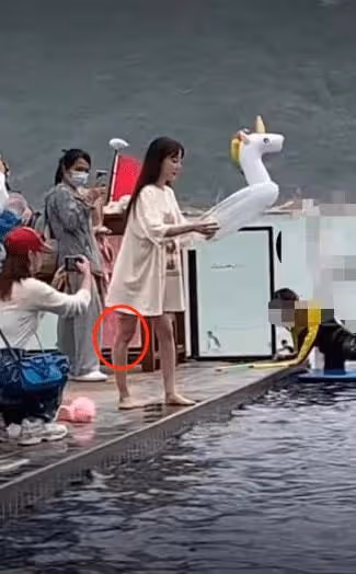 李小璐帶女兒出遊被偶遇,生圖腿彎不自然,旁邊3人拍照陣仗大