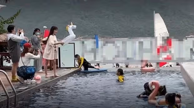 李小璐帶女兒出遊被偶遇,生圖腿彎不自然,旁邊3人拍照陣仗大