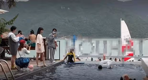 李小璐帶女兒出遊被偶遇,生圖腿彎不自然,旁邊3人拍照陣仗大