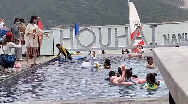 李小璐帶女兒出遊被偶遇,生圖腿彎不自然,旁邊3人拍照陣仗大