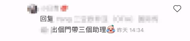 李小璐帶女兒出遊被偶遇，生圖腿彎不自然，旁邊3人拍照陣仗大