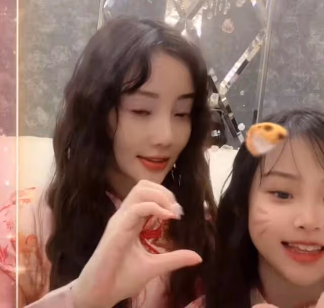 李小璐帶女兒出遊被偶遇，生圖腿彎不自然，旁邊3人拍照陣仗大