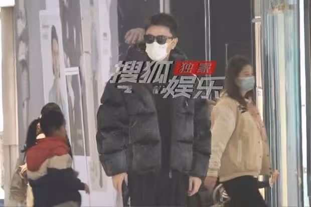 李小璐帶女兒出遊被偶遇，生圖腿彎不自然，旁邊3人拍照陣仗大