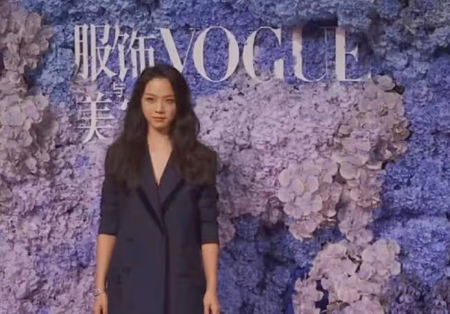 曝湯唯婚變!獨自帶女兒回國與老公異地半年,經紀公司火速回應