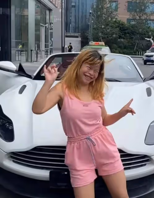 網紅瓊姐:坐豪車,收鮮花,每天一個男朋友,如今「結婚」了