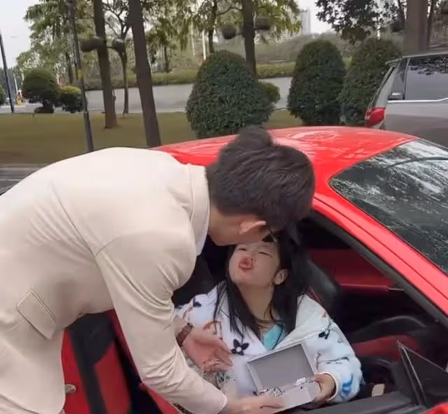 網紅瓊姐:坐豪車,收鮮花,每天一個男朋友,如今「結婚」了