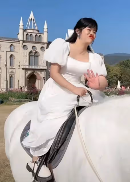 網紅瓊姐:坐豪車,收鮮花,每天一個男朋友,如今「結婚」了