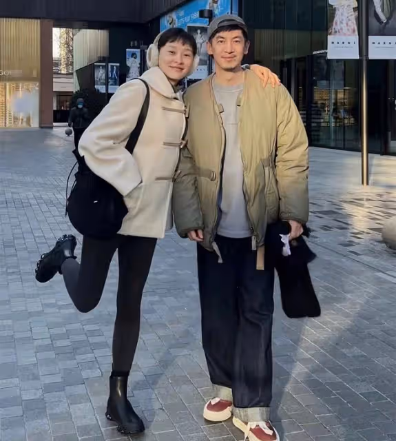 吳越與男友人逛街笑容燦爛,親密摟肩關係好,49歲仍未婚無兒女
